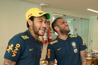 El padre de Neymar pagará la libertad provisional de Dani Alves. AFP