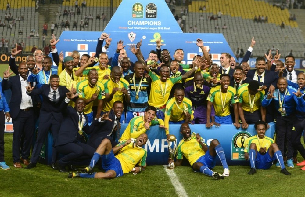 Les joueurs du club sud-africain de Mamelodi Sundowns fêtent leur sacre en Ligue des champions dAfrique, le 23 octobre 2016 à Alexandrie