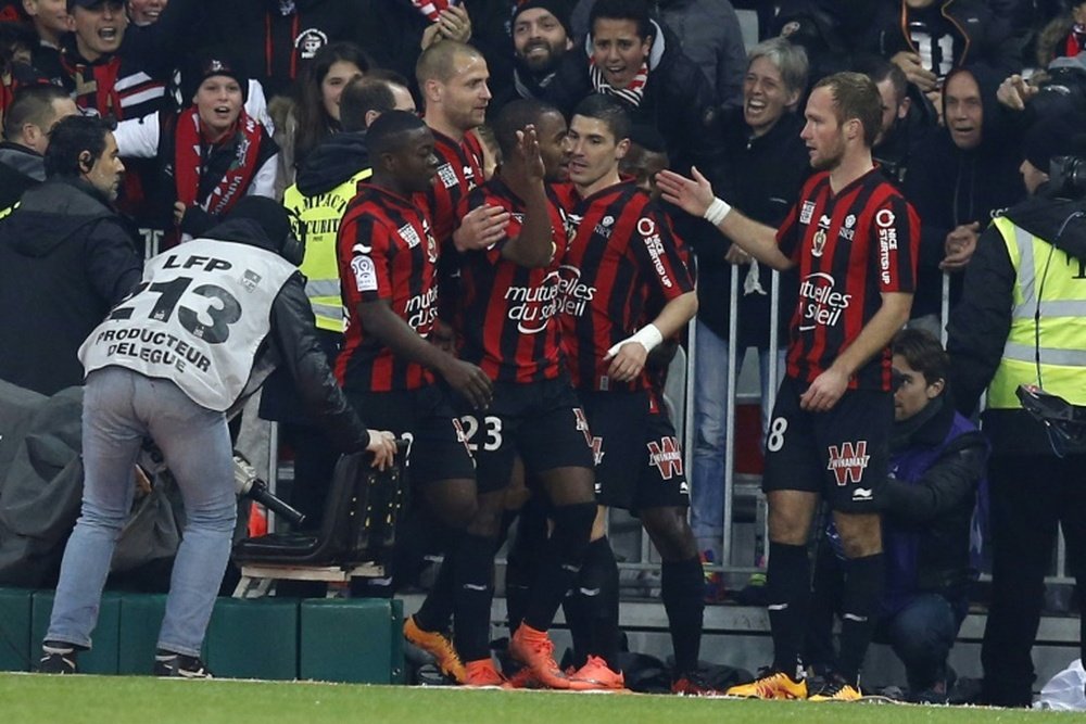 L'attaquant niçois Valère Germain félicité par ses coéquipiers après son but contre lOM. AFP