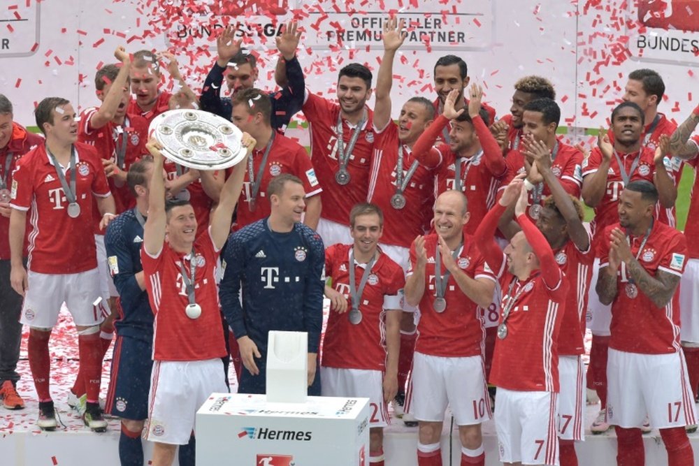 Lattaquant du Bayern Robert Lewandowski soulève le trophée de champion dAllemagne à lissue de la dernière journée face à Hanovre, le 14 mai 2016 à Munich