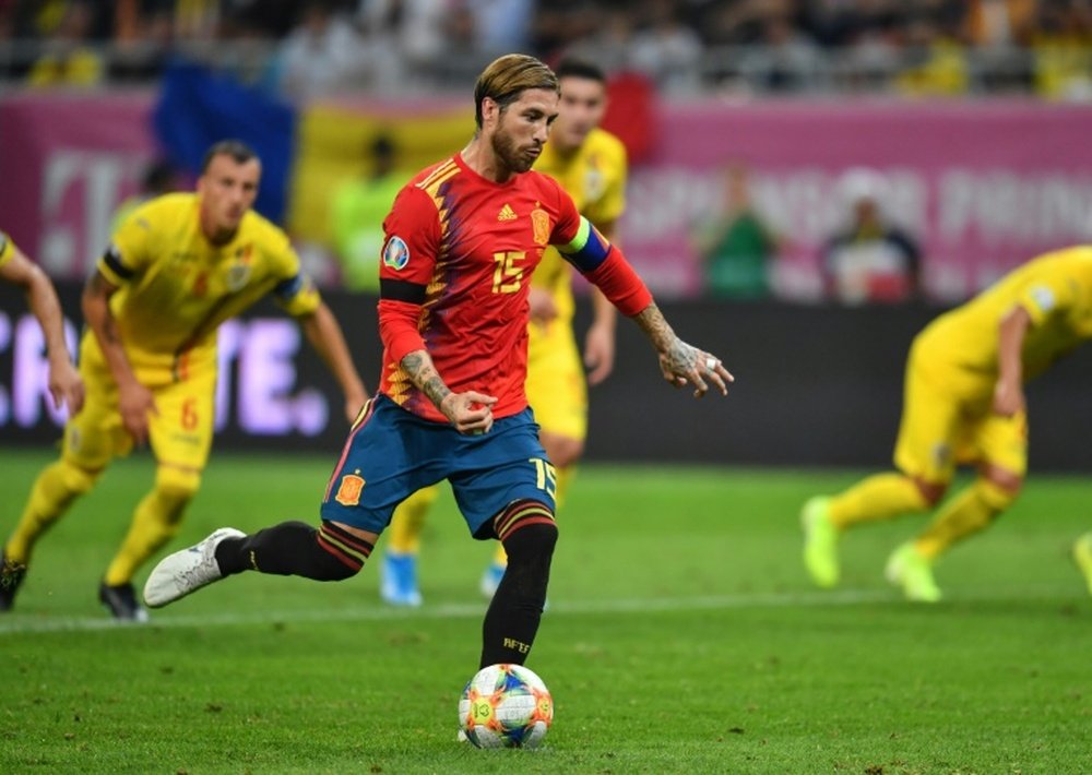 Mesmo suspenso, Ramos acompanha a Seleção Espanhola. AFP