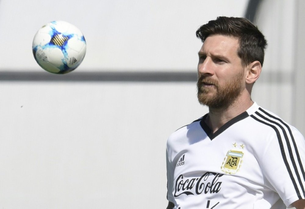 Lionel Messi s'entraîne avec un petit ballon à Bronnitsy. AFP