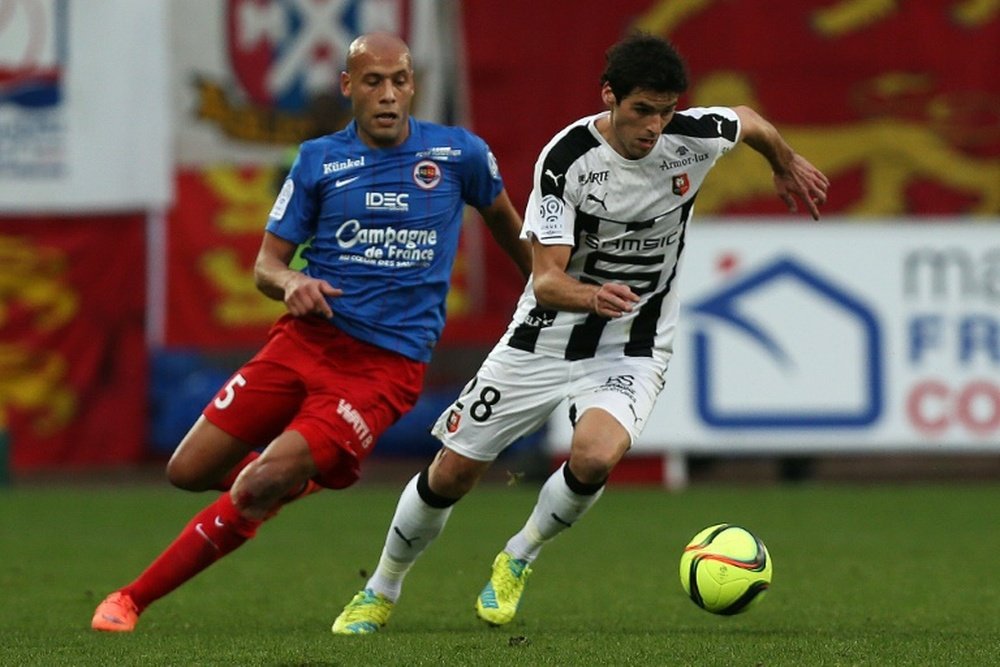 Le milieu de Rennes Yoann Gourcuff à la lutte avec le défenseur caennais Alaeddine Yahia. AFP