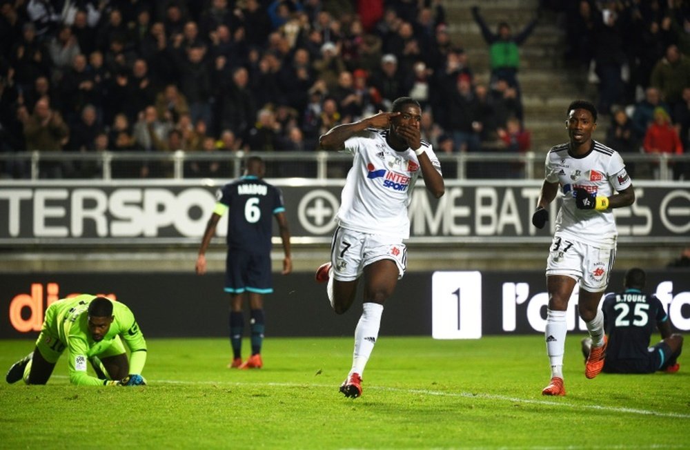 Manzala bisou e ajudou o Amiens a bater o Lille. AFP