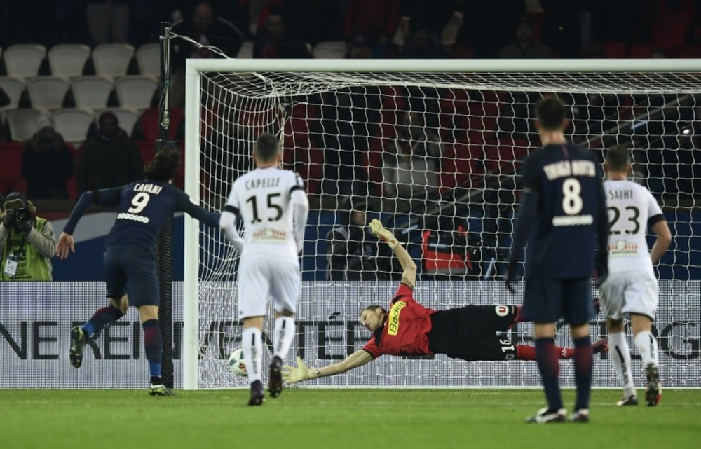 L'attaquant du PSG Edinson Cavani (N.9) inscrit un but face à Angers au Parc des Princes. AFP