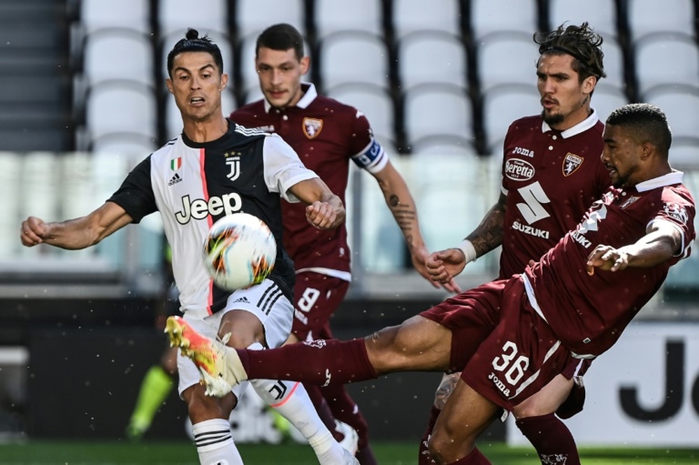 Tottenham y Nápoles se unen a la lucha de Inter y Juve por Bremer. AFP/Archivo