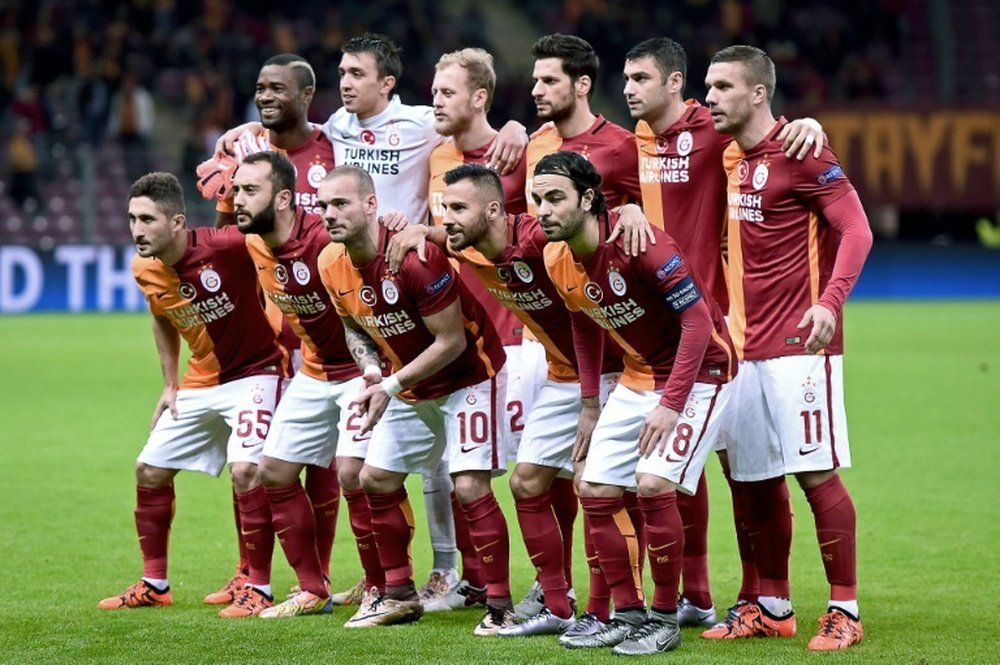 Lattaquant international turc de Galatasaray, Burak Yilmaz (2e rang, à côté du no. 11 Lukas Podolski) avant le match en Ligue des champions face au FC Astana, le 8 décembre 2015 à Istanbul