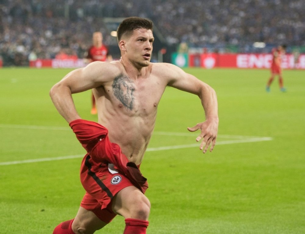 Jovic dio más motivos al Barça para ficharle. AFP