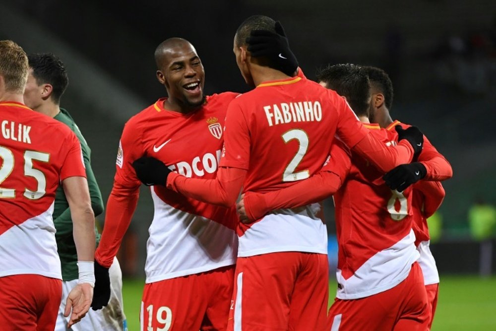 Fabinho (c) est congratulé par ses équipiers après un but contre Saint-Etienne. AFP