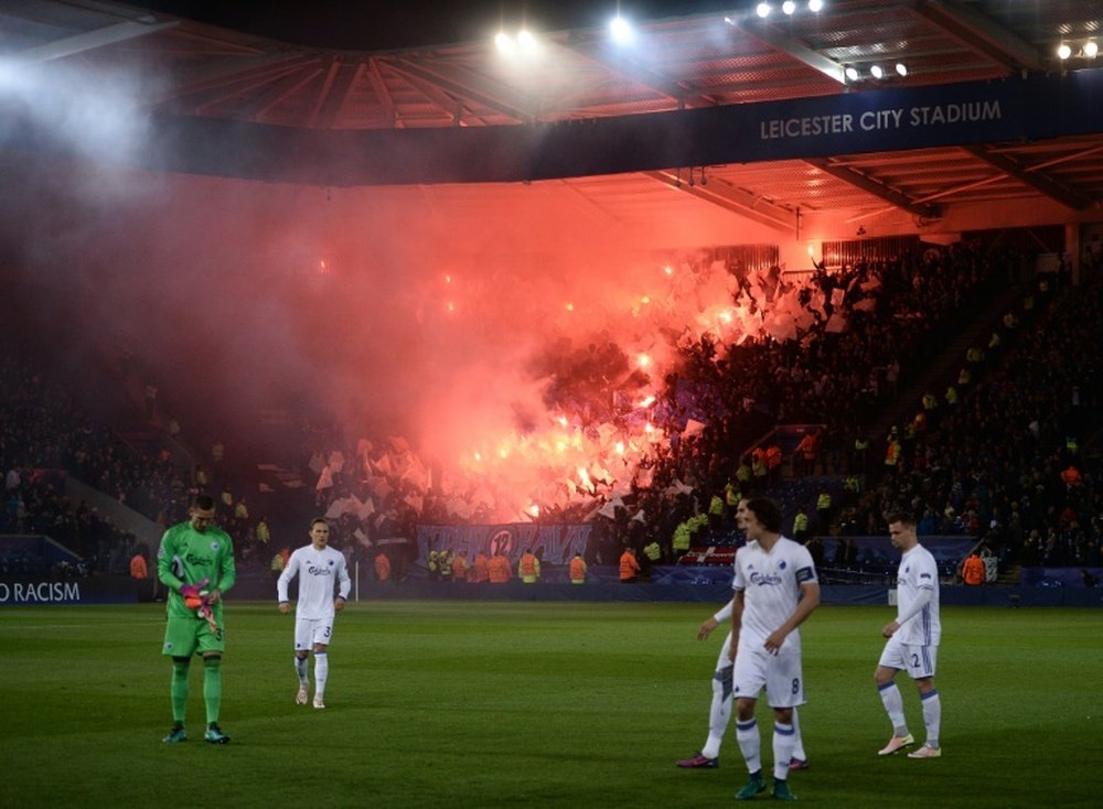 Une tribune des supporters de Copenhague s'embrase lors du match à Leicester. AFP