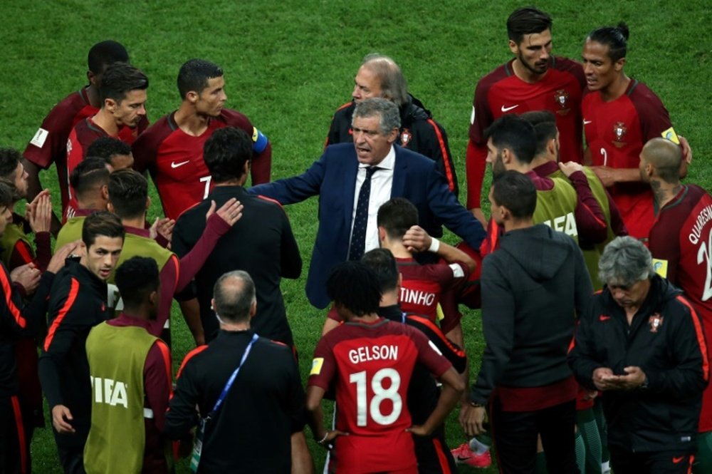 L'entraîneur du Portugal Fernando Santos parle à ses joueurs avant la séance des tirs. AFP