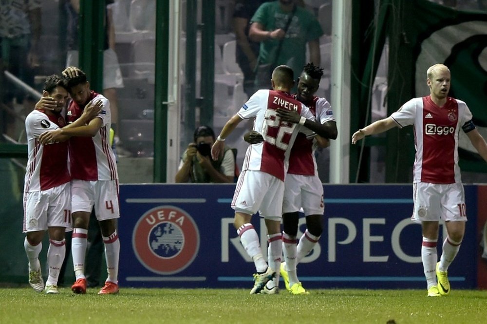 Les joueurs de l'Ajax se congratulent après un but en Ligue des champions. AFP