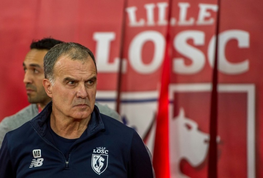 Marcelo Bielsa ha sido cesado como entrenador del Lille. AFP/Archivo