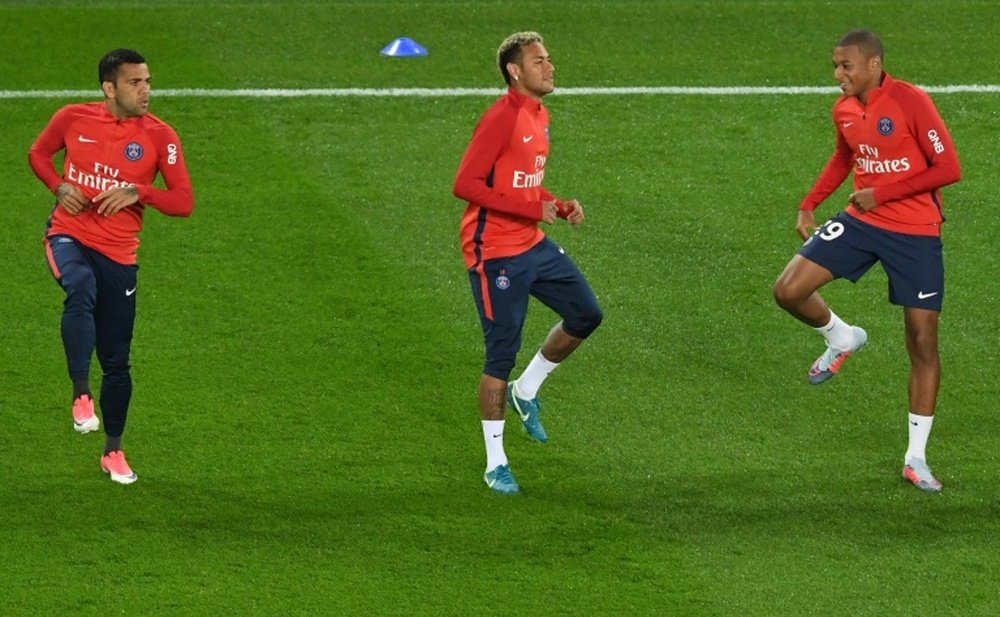 Alves y Neymar volvieron a unir sus caminos en el PSG. AFP