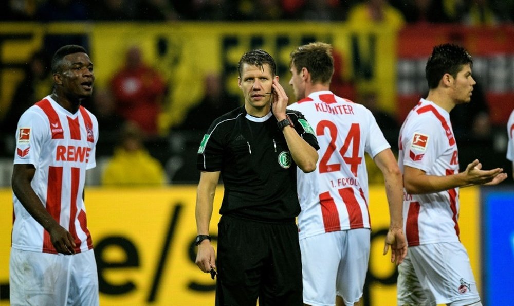 Patrick Ittrich attend une décision par vidéo lors du match entre Dortmund et le FC Cologne. AFP