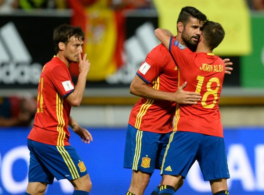Lattaquant espagnol Diego Costa (c) est félicité par Jordi Alba, après un de ses deux buts face au Liechtenstein en qualifications pour le Mondial-2018 à León, le 5 septembre 2016