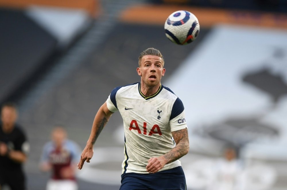 O Tottenham anuncia a venda de Alderweireld ao Al-Duhail. AFP