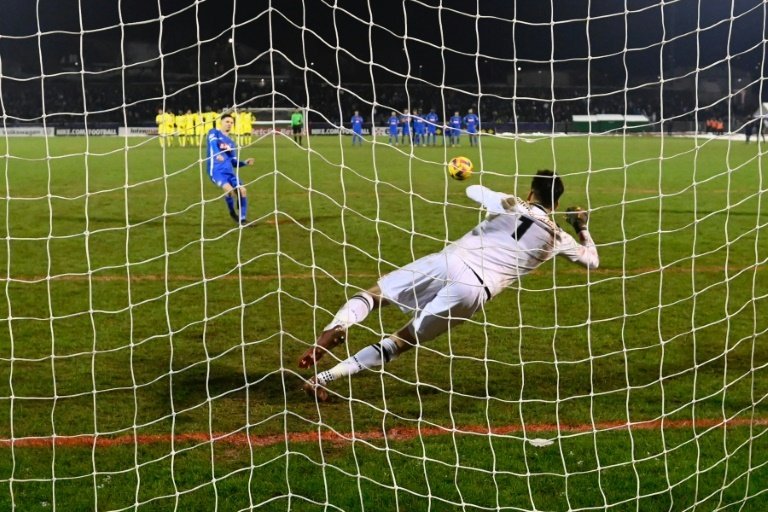 El campeón se salva desde los once metros