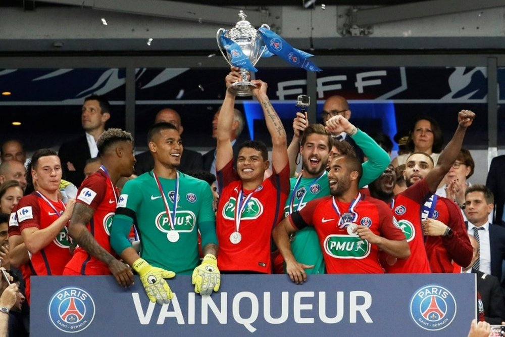 Thiago Silva brandit le trophée après la victoire du PSG en finale de la Coupe de France. AFP