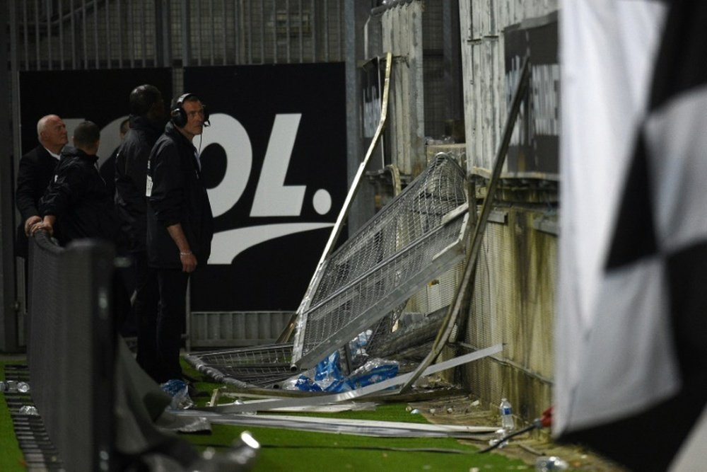 La barrière dont l'effondrement avait fait 29 blessés lors du match de Ligue 1 Amiens-Lille. AFP