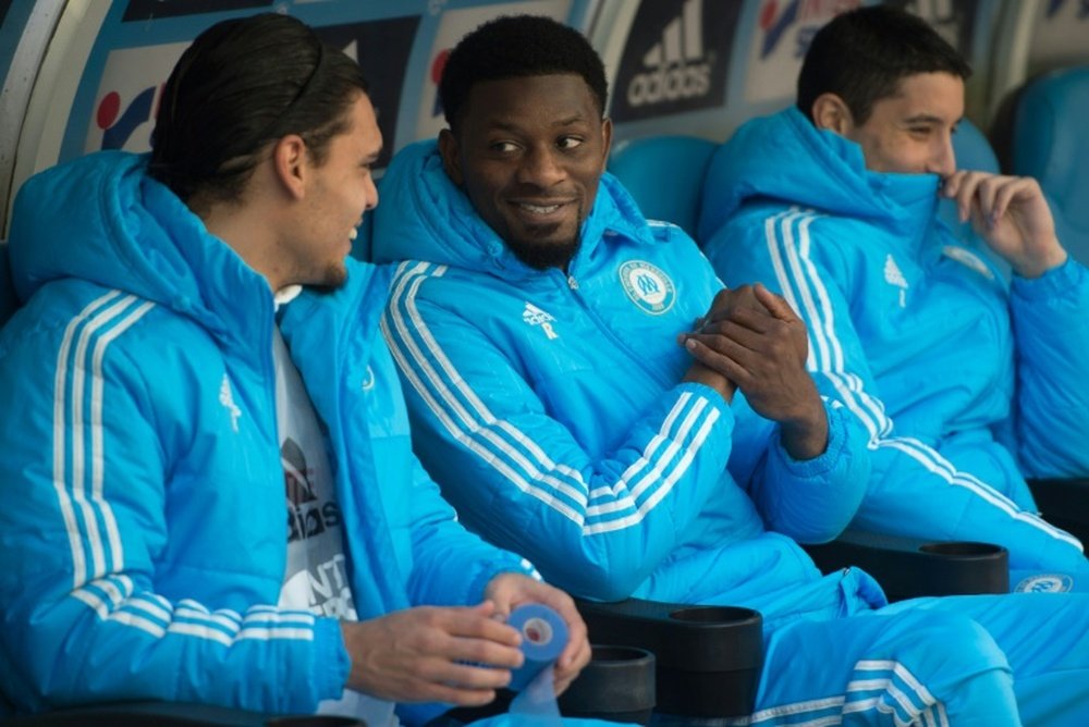 Abou Diaby (c) is ready to come off the bench. BeSoccer