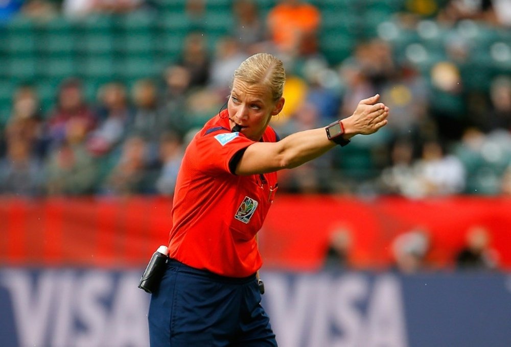 L'arbitre allemande Bibiana Steinhaus lors du Mondial féminin, le 20 juin 2015 à Edmonton. AFP