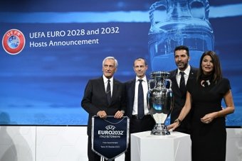 Il nuovo Capo delegazione della Nazionale Italiana, Gianluigi Buffon, ha commentato ai microfoni dell'UEFA la scelta dell'Italia come Paese ospitante del campionato europeo del 2032.