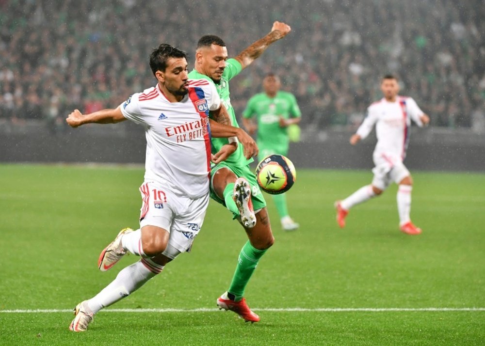 El Olympique de Lyon empató a uno ante el Saint-Étienne en un partido con intervención del VAR. AFP
