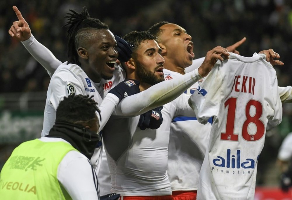Le capitaine de Lyon Nabil Fekir brandit son maillot devant les supporters stéphanois. AFP