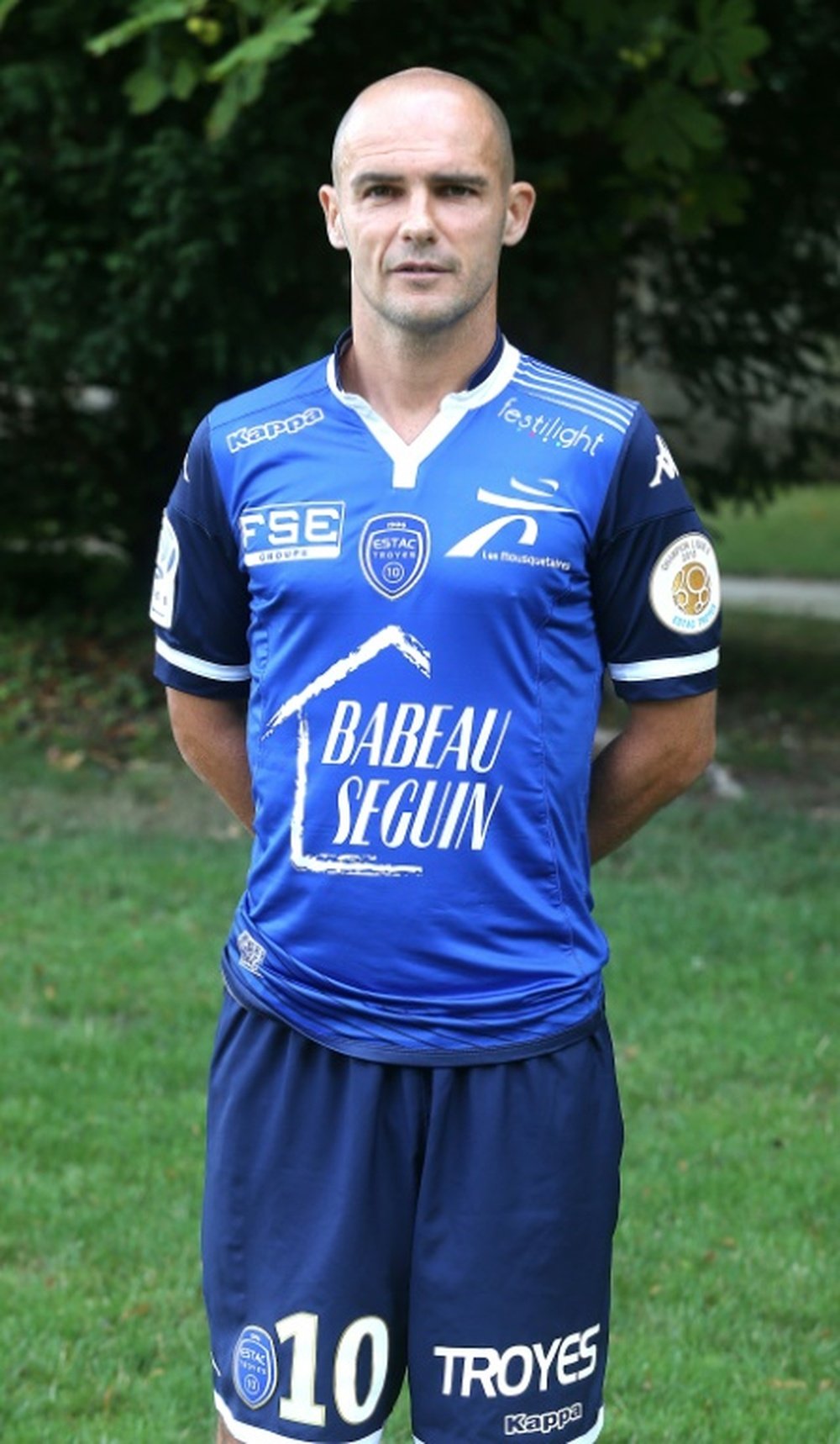 Le milieu de Troyes Benjamin Nivet pose au centre d'entraînement du club à Bar-sur-Aube. AFP