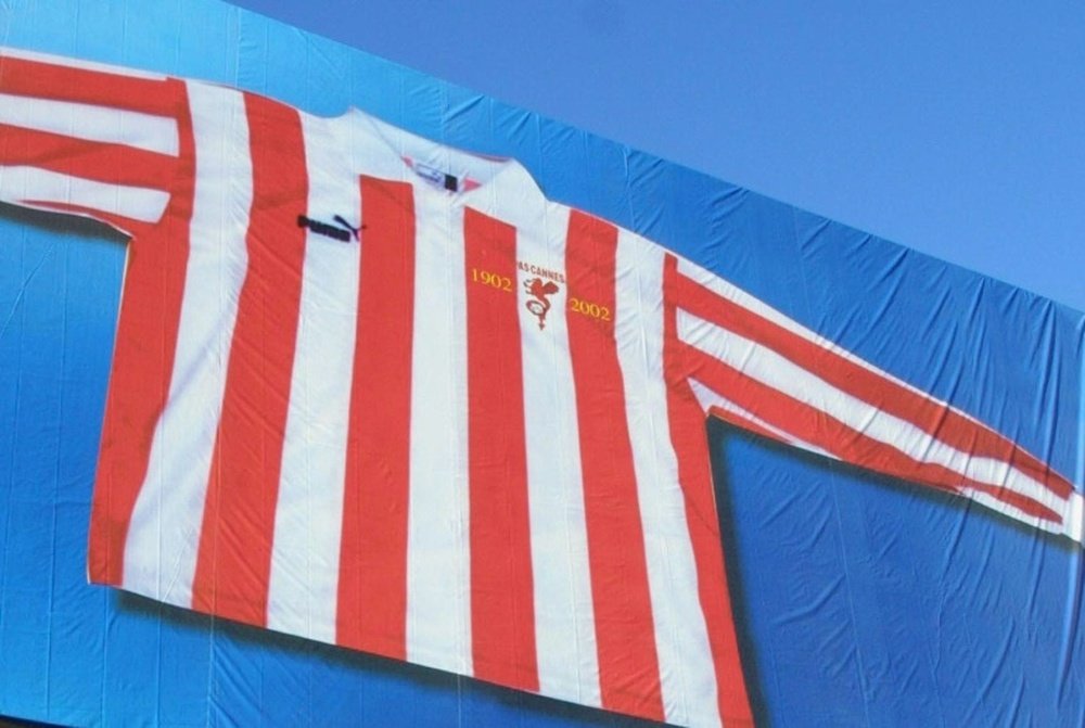 Un maillot géant de l'AS Cannes lors du centenaire de la formation cannoise. AFP