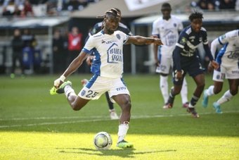 L'attaquant de l'ESTAC Mama Baldé, buteur à 12 reprises la saison dernière en championnat, a passé sa visite médicale ce mercredi pour rejoindre l'Olympique Lyonnais en prêt, rapporte 'RMC Sport'.