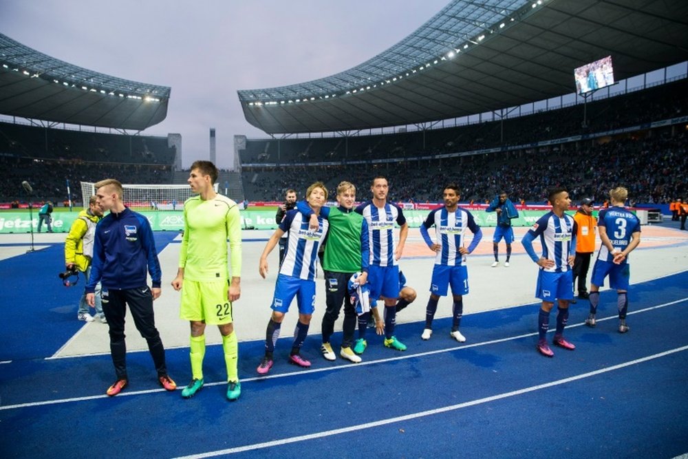 Les joueurs du Hertha Berlin remercient leurs supporters après leur succès contre Cologne, le 22 octobre 2016 à Berlin