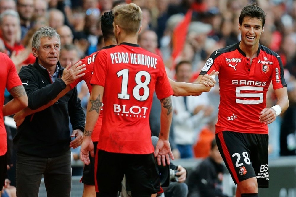 Yoann Gourcuff après avoir fêté son but face à Nancy avec son père, entraîneur de Rennes. AFP