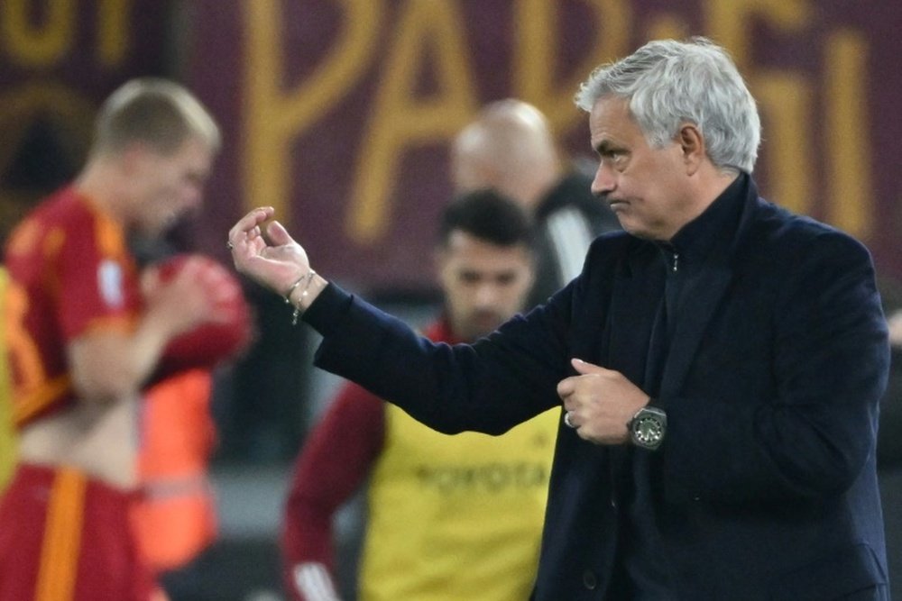 Mourinho quitó a Renato Sanches tras 18 minutos y le pidió perdón. AFP