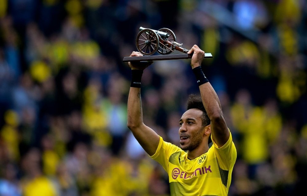 Le trophée du canonnier de Dortmund Pierre-Emerick Aubameyang, roi des buteurs de Bundesliga. AFP