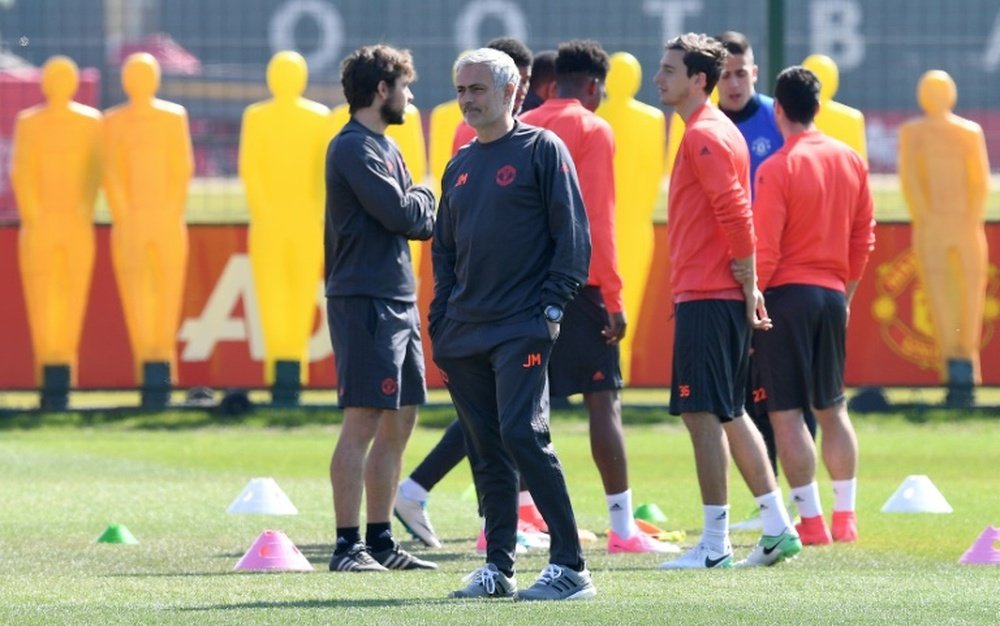 Le manager de Manchester United Jose Mourinho supervise une séance d'entraînement de son équipe. AFP