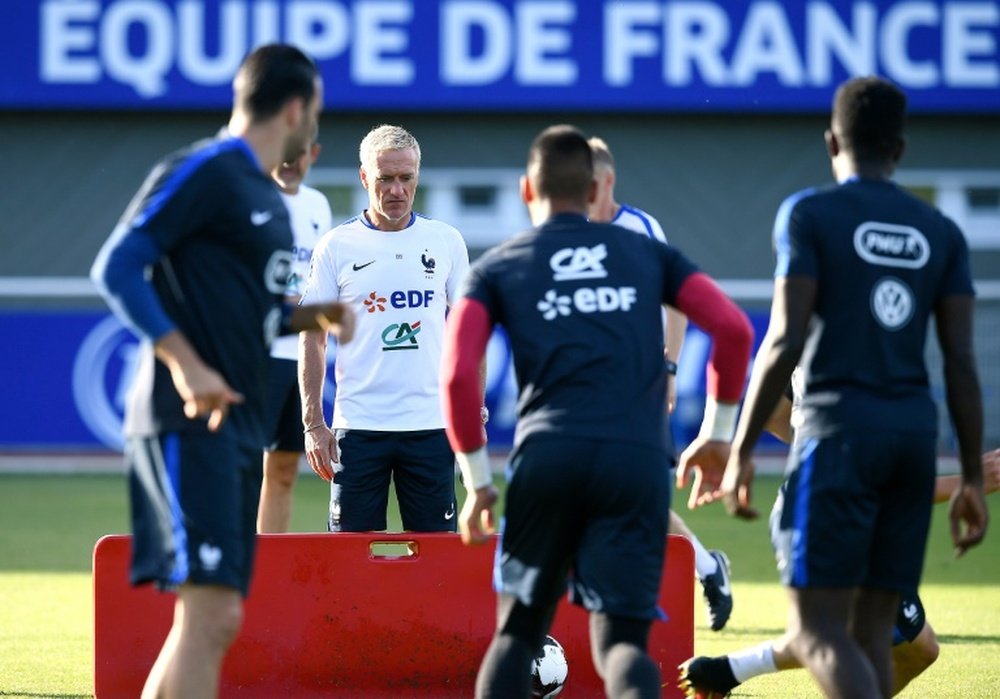 Le sélectionneur Didier Deschamps (2g) lors d'une séance d'entraînement de l'équipe de France. AFP