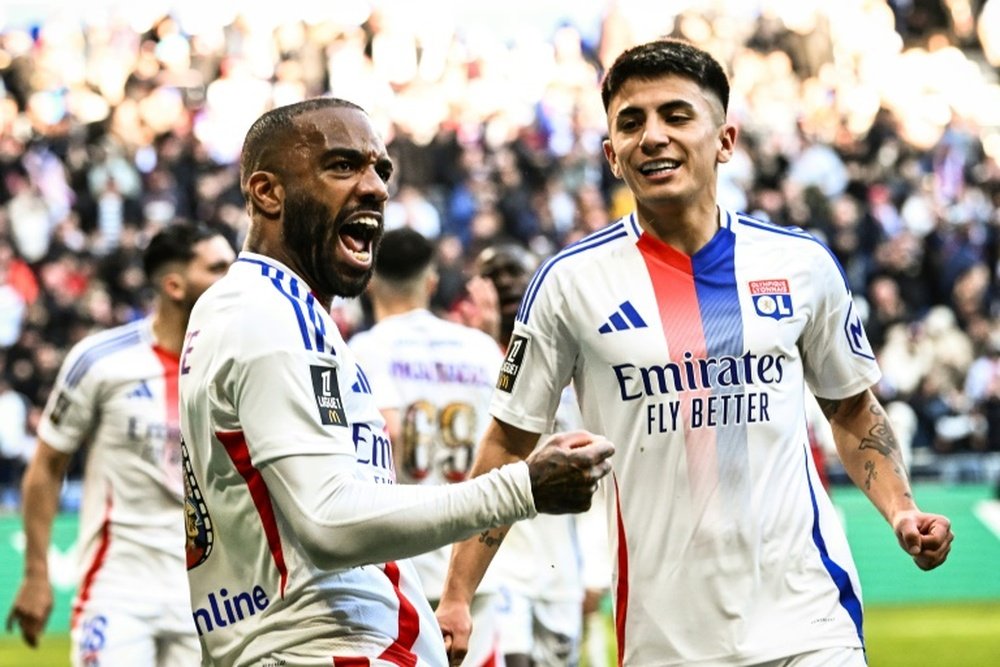 Alexandre Lacazette (g) célèbre un de ses deux buts. AFP