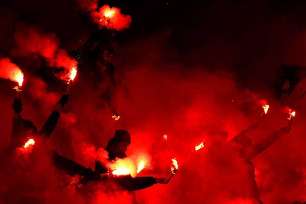 Des supporters stéphanois lancent des fumigènes lors du derby contre l'Olympique Lyonnais, disputé le 5 novembre 2017 à Geoffroy-Guichard