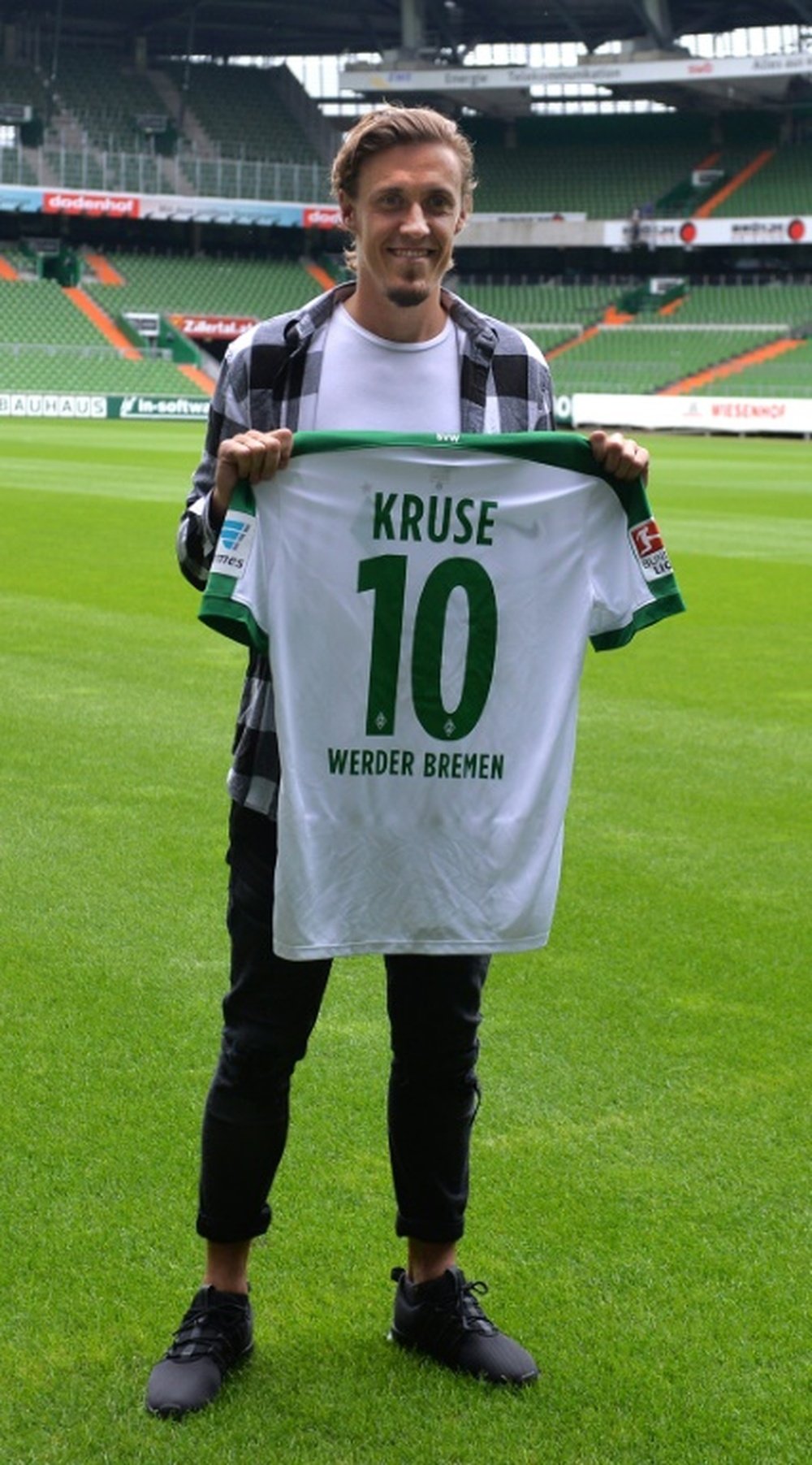 L'attaquant du Werder Brême Max Kruse pose avec son nouveau maillot au stade Weser. AFP