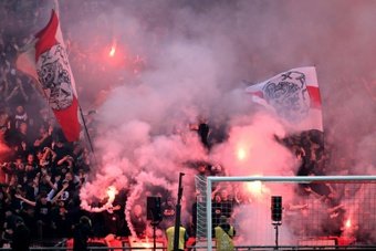 Ajax-Feyenoord, suspended after 55 minutes on Sunday because of the throwing of flares from the stands, will finally be resumed on Wednesday at 14:00 behind closed doors. The Rotterdam club rejects this option and considers that it should be concluded.