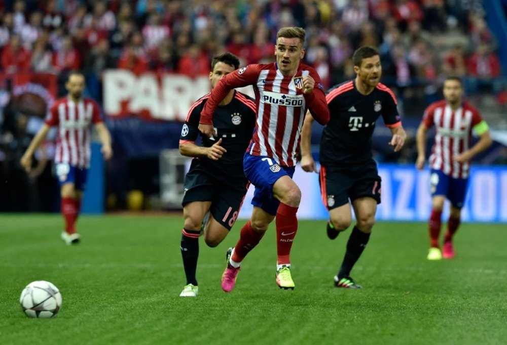 Antoine Griezmann (Atletico) prend de vitesse la défense du Bayern Munich en demi-finale de Ligue des champions à Madrid, le 27 avril 2016
