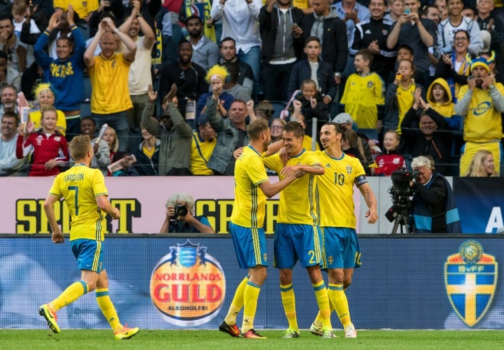 Zlatan Ibrahimovic et les Suédois fêtent le but de Mikael Lustig (N.2) contre le pays de Galles à la Friends Arena de Solna, le 5 juin 2016