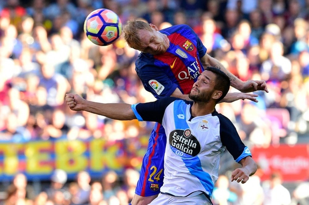 El central no estaba convencido de marcharse al Barça. AFP