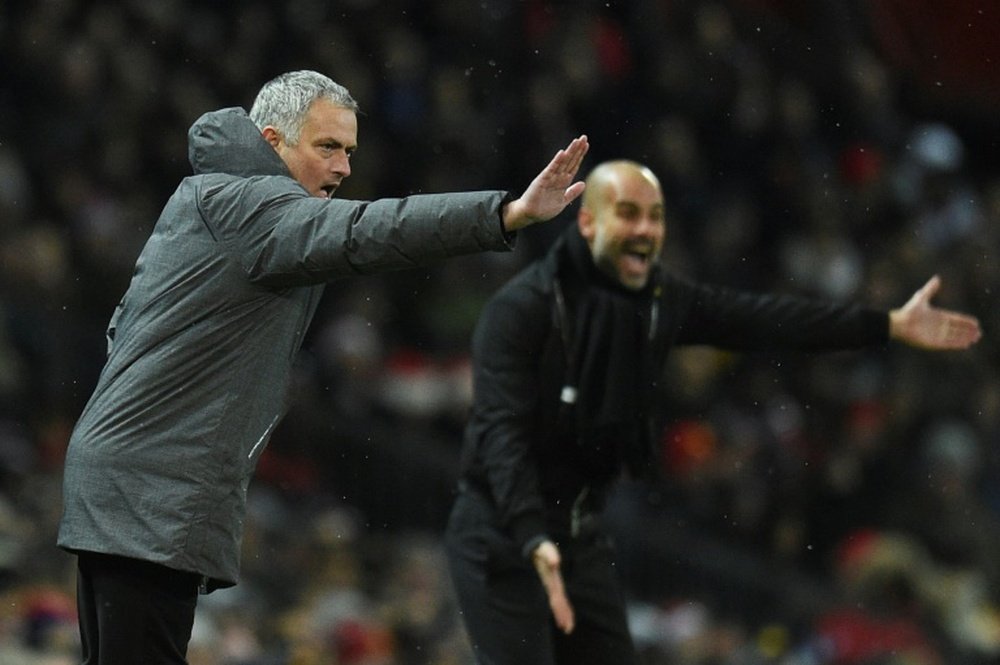 Les entraîneurs de Manchester United José Mourinho et de Manchester City Pep Guardiola. AFP