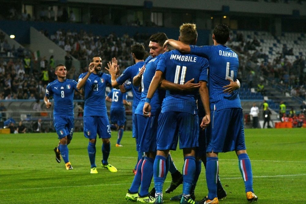 L'attaquant italien Ciro Immobile congratulé par ses coéquipiers après son but face à Israël. AFP