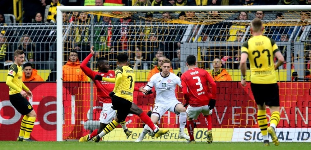 Sancho resolve e Dortmund dorme na liderança da Bundesliga. AFP
