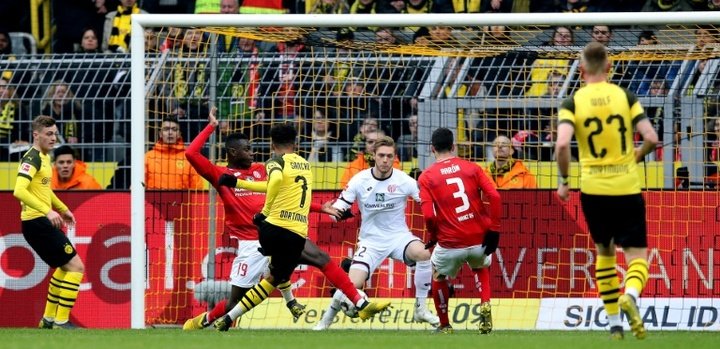 Sancho resolve e Dortmund dorme na liderança da Bundesliga