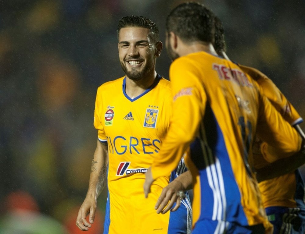 L'attaquant des Tigres, Andy Delort, est congratulé par ses coéquipiers après un but. AFP